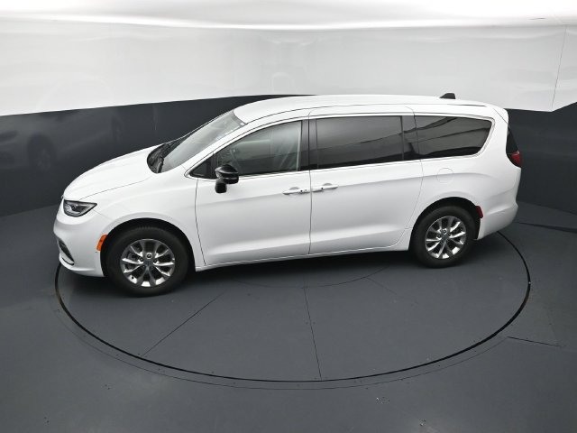 Used 2024 Chrysler Pacifica Touring-L AWD/4WD image 15