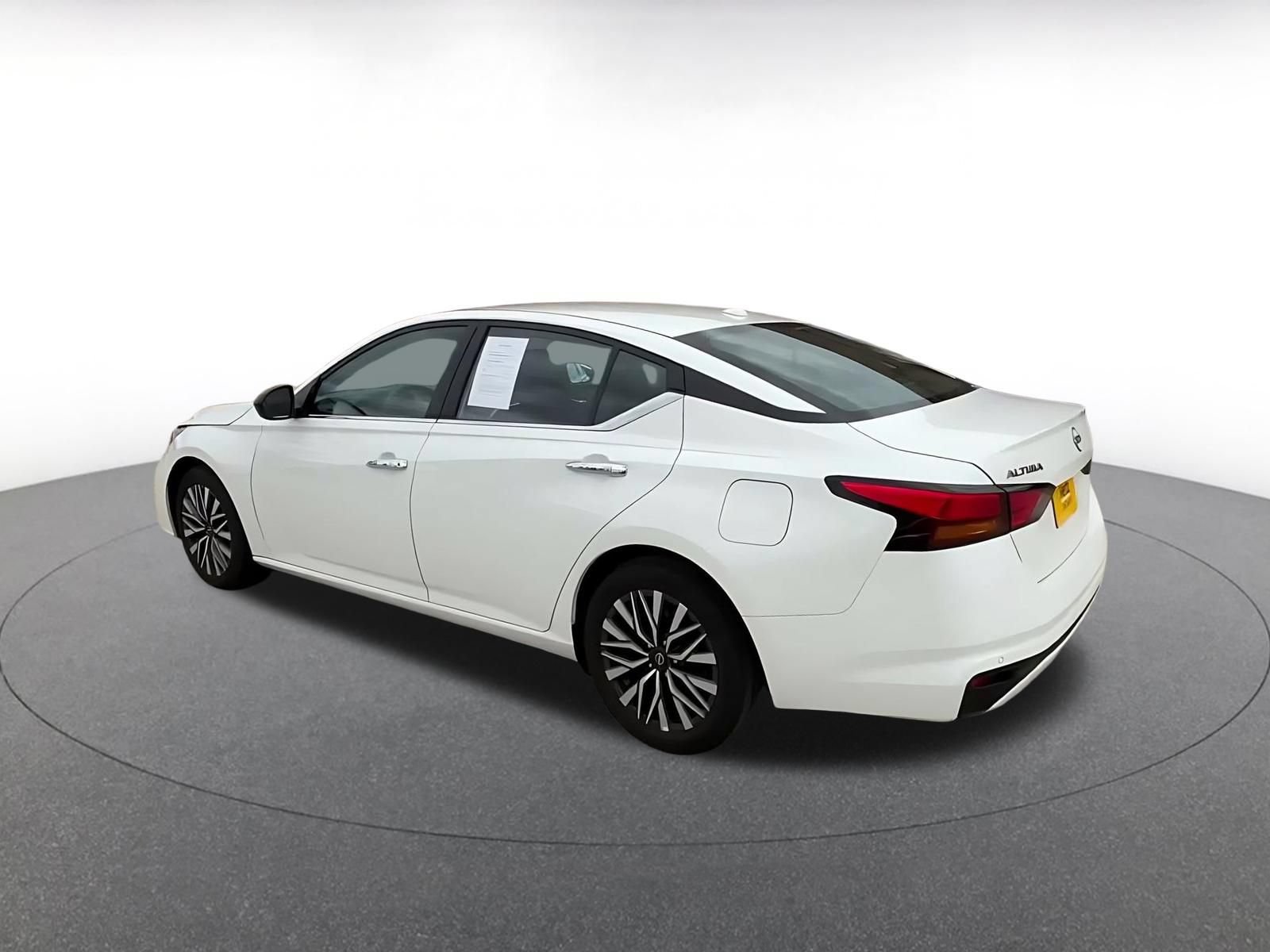 Used 2025 Nissan Altima 2.5 SV FWD image 9