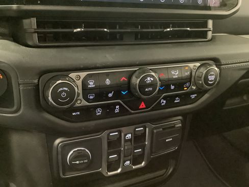 Used 2025 Jeep Gladiator Sport w/ Premium Package AWD/4WD image 16