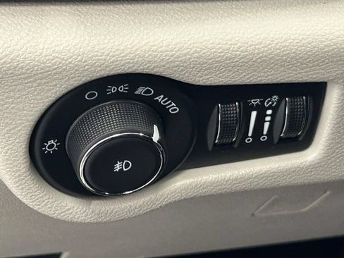Used 2024 Chrysler Pacifica Touring-L FWD image 17