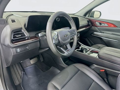 Used 2025 Chevrolet Traverse Z71 image 9