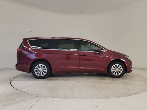 Used 2018 Chrysler Pacifica Touring Plus image 6