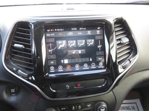 Used 2019 Jeep Cherokee Limited image 17