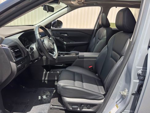 Used 2023 Nissan Rogue SV w/ SV Premium B Package FWD image 16