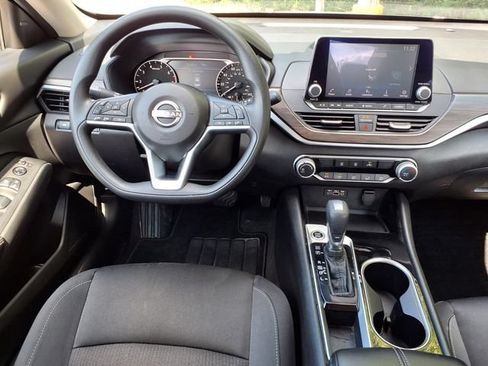 Used 2024 Nissan Altima 2.5 SV FWD image 5