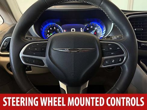Used 2023 Chrysler Pacifica Touring-L FWD image 12