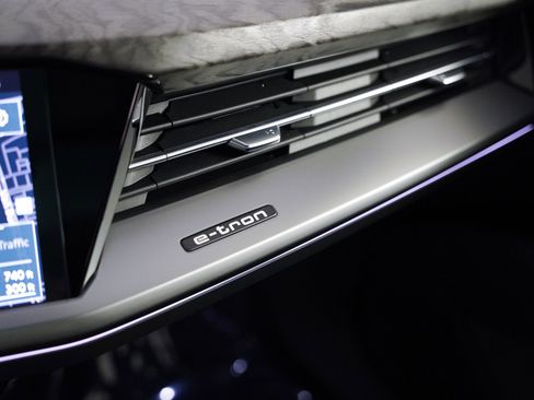 Used 2024 Audi Q4 e-tron Premium Plus image 18