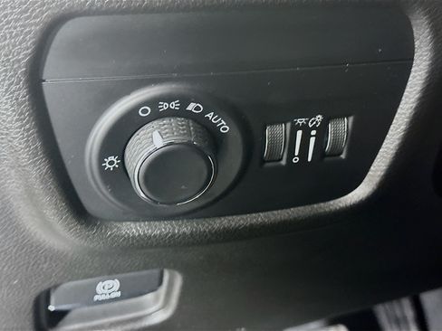 Used 2023 Jeep Grand Cherokee Altitude AWD/4WD image 17