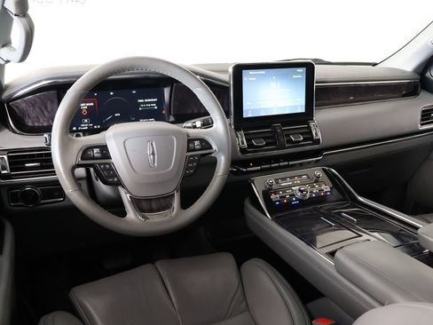 Used 2021 Lincoln Navigator Reserve w/ Luxury Package AWD/4WD image 2