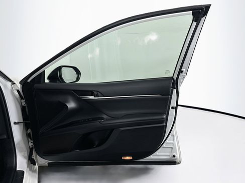Used 2020 Toyota Camry XSE image 31