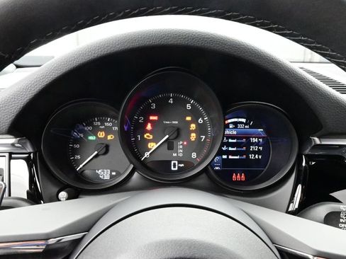 Certified 2025 Porsche Macan AWD/4WD image 9