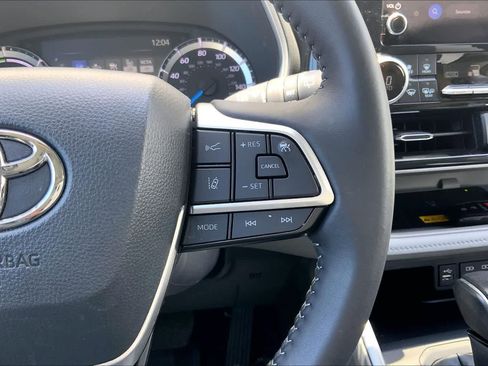 Used 2025 Toyota Highlander XLE AWD/4WD image 25