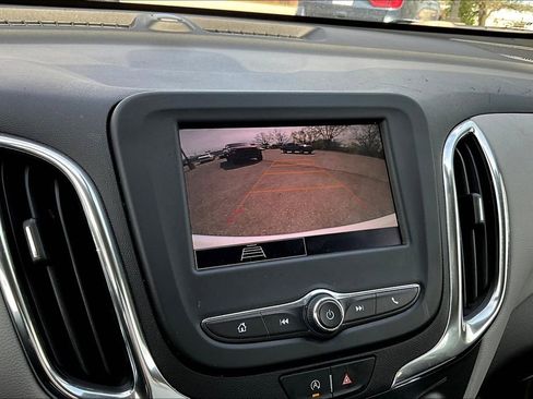 Used 2022 Chevrolet Equinox LS w/ LS Convenience Package image 32