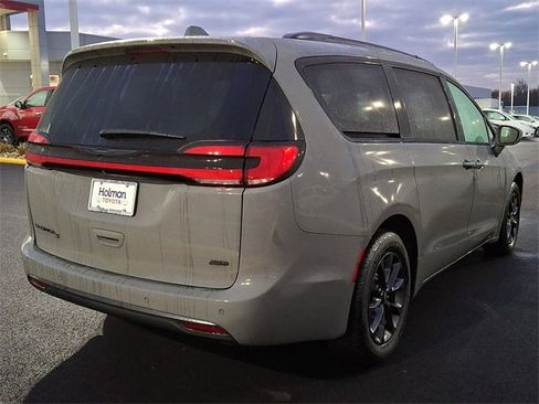 Used 2021 Chrysler Pacifica Touring-L w/ Uconnect Theater Family Group image 7