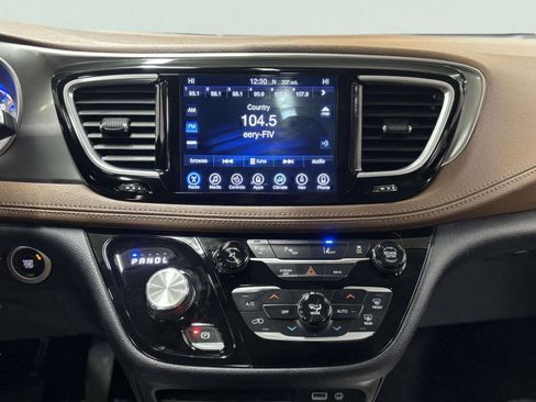 Used 2017 Chrysler Pacifica Limited FWD image 45