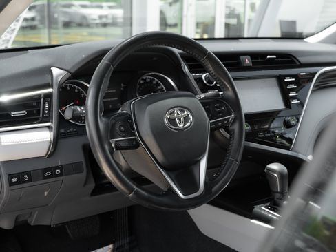 Used 2018 Toyota Camry XLE FWD image 11