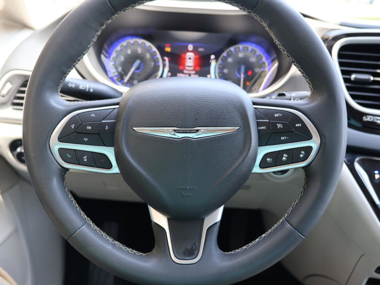 Used 2025 Chrysler Pacifica Select FWD image 16