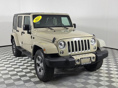 Used 2017 Jeep Wrangler Unlimited Sahara w/ Connectivity Group AWD/4WD image 3