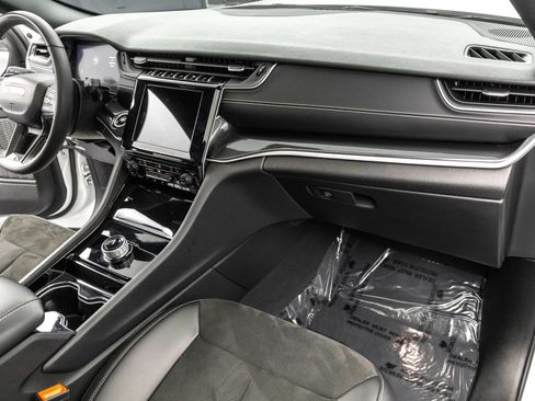 Used 2023 Jeep Grand Cherokee Altitude image 40