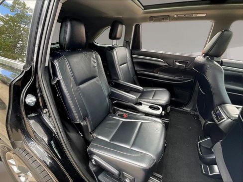Used 2019 Toyota Highlander Limited Platinum AWD/4WD image 25