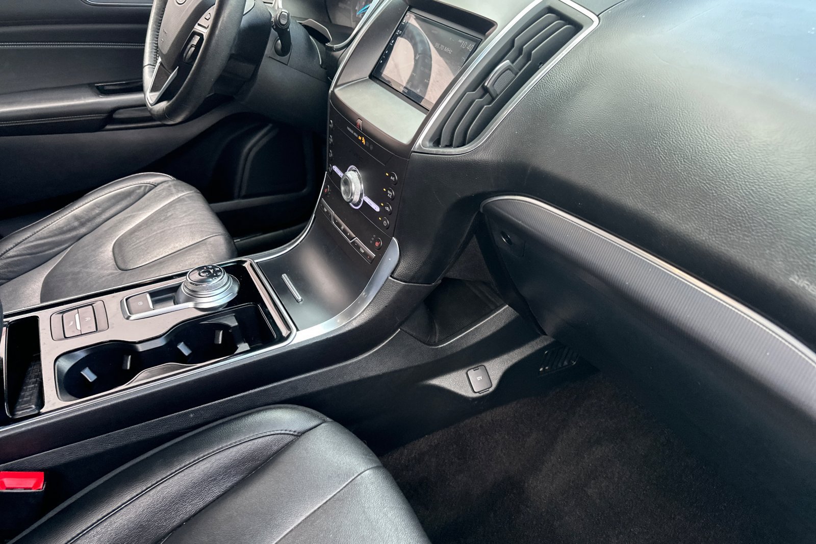 Used 2020 Ford Edge Titanium FWD image 16