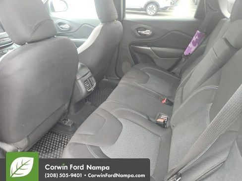 Used 2019 Jeep Cherokee Latitude w/ Cold Weather Group image 9