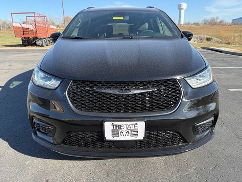 New 2026 Chrysler Pacifica Limited w/ S Appearance Package image 2