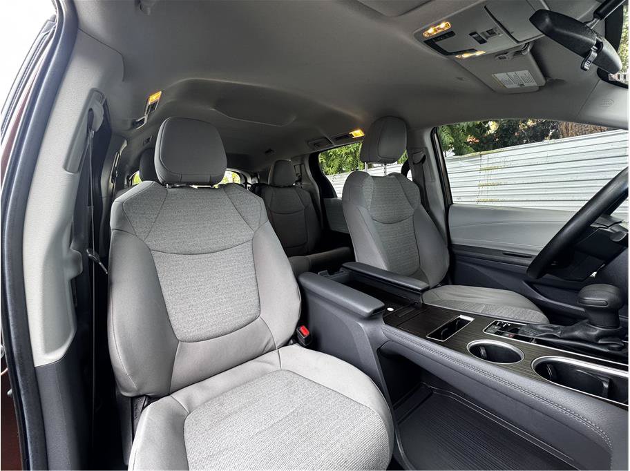 Used 2024 Toyota Sienna LE AWD/4WD image 4