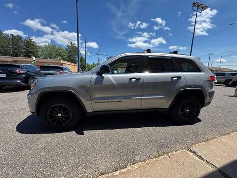 Used 2018 Jeep Grand Cherokee Laredo AWD/4WD image 4