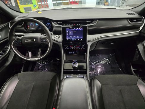 Used 2023 Jeep Grand Cherokee Altitude image 33