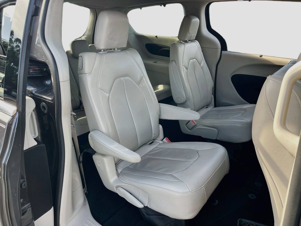 Used 2018 Chrysler Pacifica Touring-L w/ Premium Audio Group FWD image 27