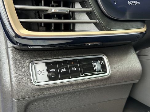 Used 2024 Buick Envision Avenir AWD/4WD image 26