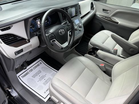 Used 2019 Toyota Sienna XLE w/ XLE Navigation Package FWD image 14