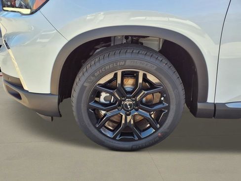 New 2025 Honda Pilot Touring image 7