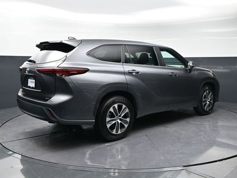 Used 2024 Toyota Highlander XLE image 5