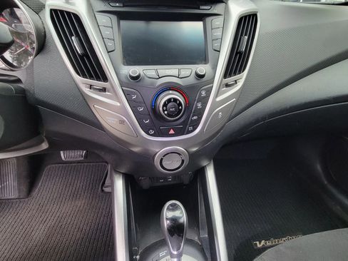 Used 2016 Hyundai Veloster image 8