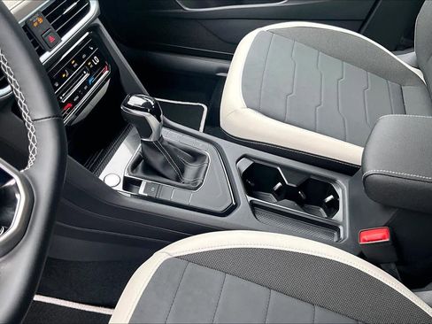 New 2026 Volkswagen Taos SE FWD image 7
