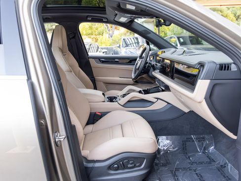 Certified 2025 Porsche Cayenne S AWD/4WD image 68
