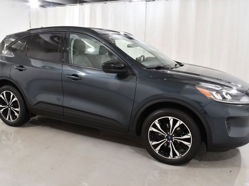 Used 2022 Ford Escape SE w/ SE Sport Appearance Package image 5