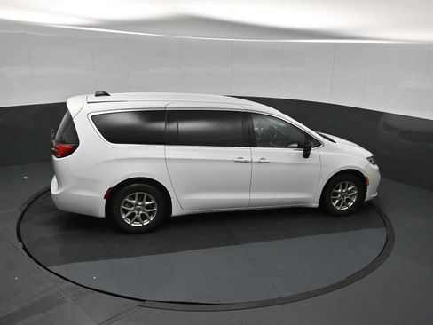 Used 2024 Chrysler Pacifica Touring-L FWD image 46