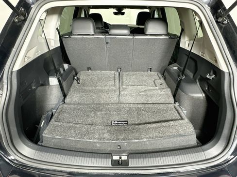 Used 2023 Volkswagen Tiguan SE w/ Panoramic Sunroof Package FWD image 29