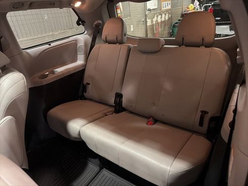 Used 2020 Toyota Sienna Limited image 10