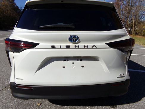 Used 2024 Toyota Sienna XLE image 11