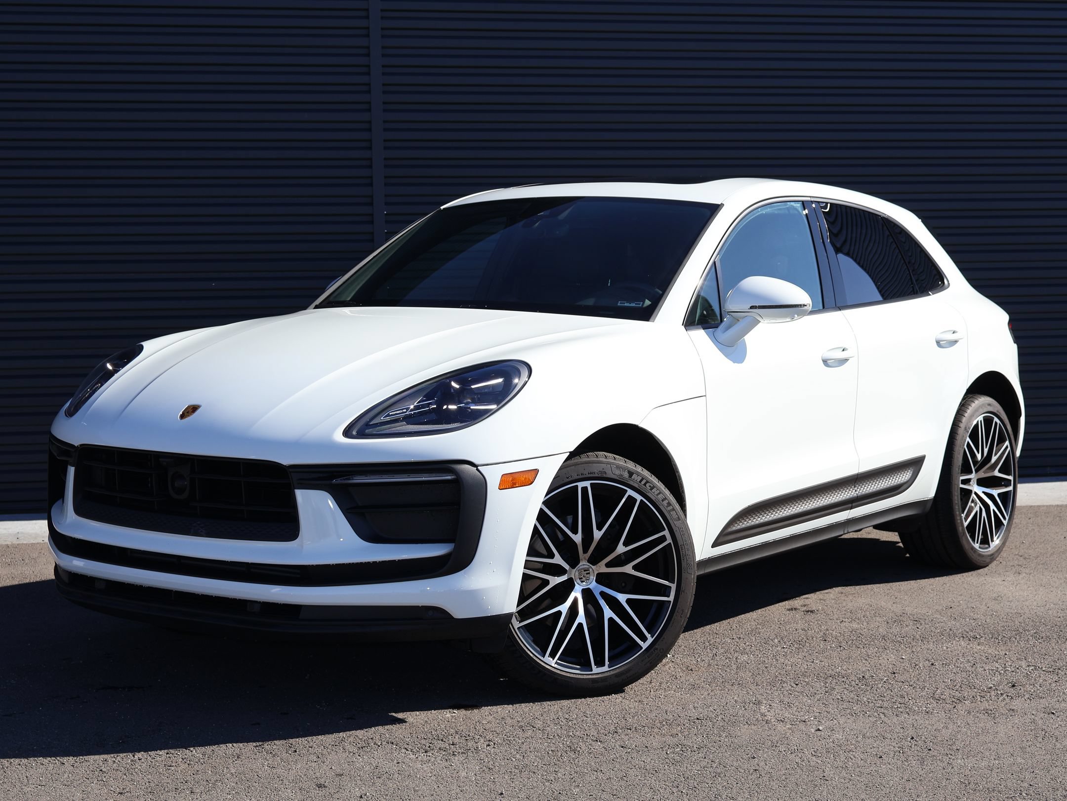 Used 2023 Porsche Macan AWD/4WD image 1