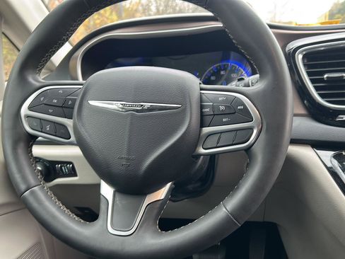 Used 2023 Chrysler Voyager LX image 2