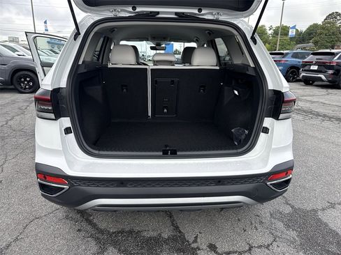 New 2025 Volkswagen Taos SE image 43