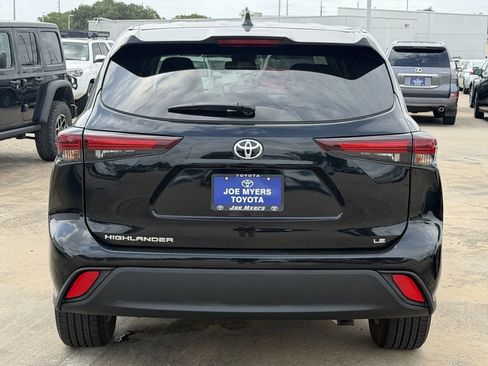 Used 2025 Toyota Highlander LE FWD image 8