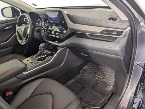 Certified 2025 Toyota Highlander XLE FWD image 31