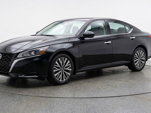 Used 2025 Nissan Altima 2.5 SV FWD image 3