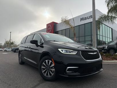 Used 2024 Chrysler Pacifica Select